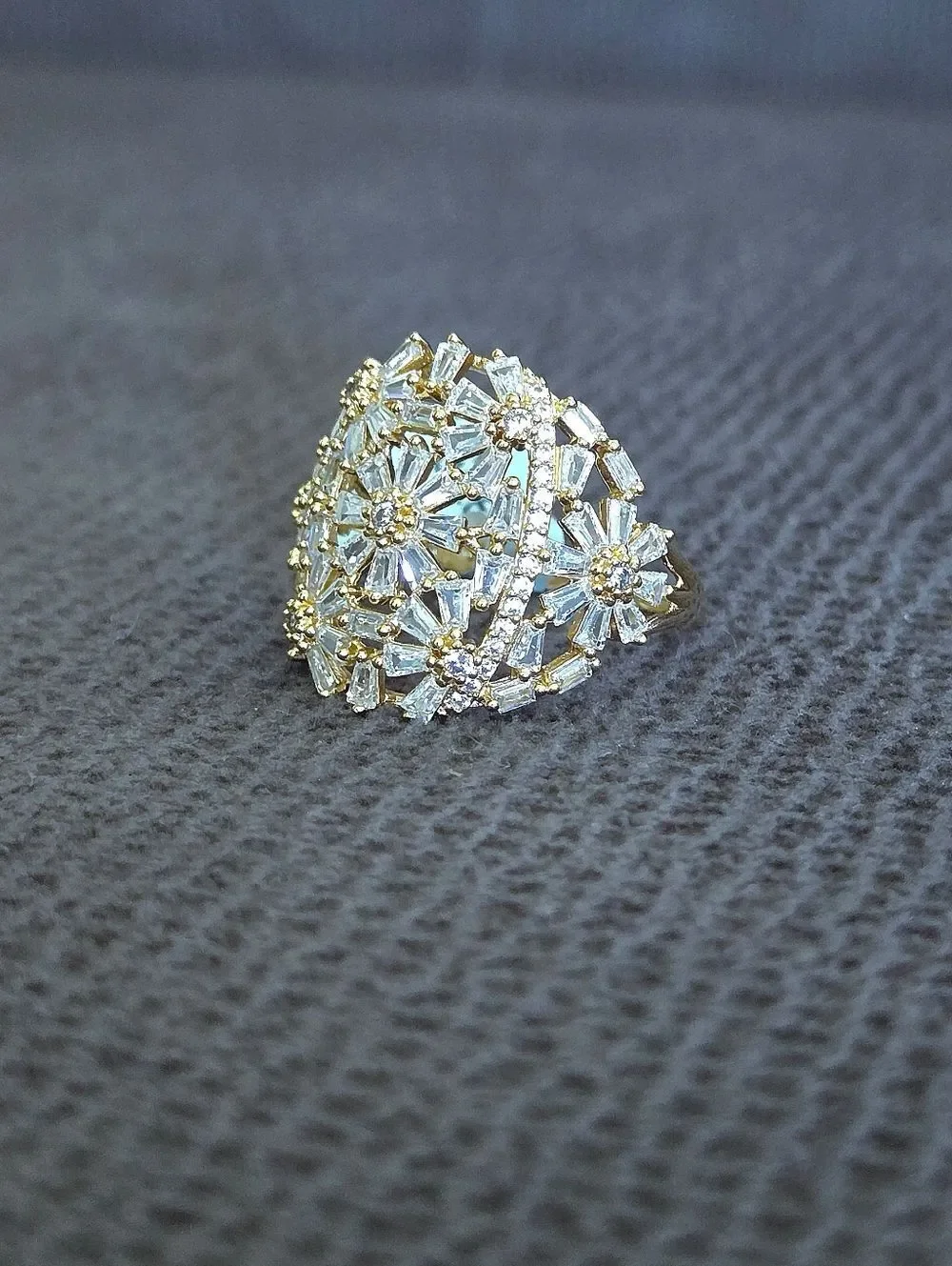 Rachel Zoe Gold💛 Floral🌼 Dome Ring💍 - NWT